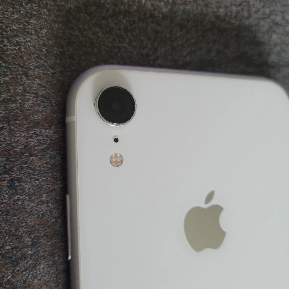 Apple iPhone XR White (For Parts or Repair Bad Screen/Vertical Lines) Unknown GB